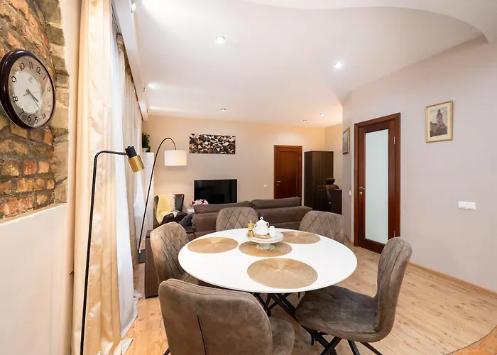 Baltic Amber In Diplomatic District & Free Parking